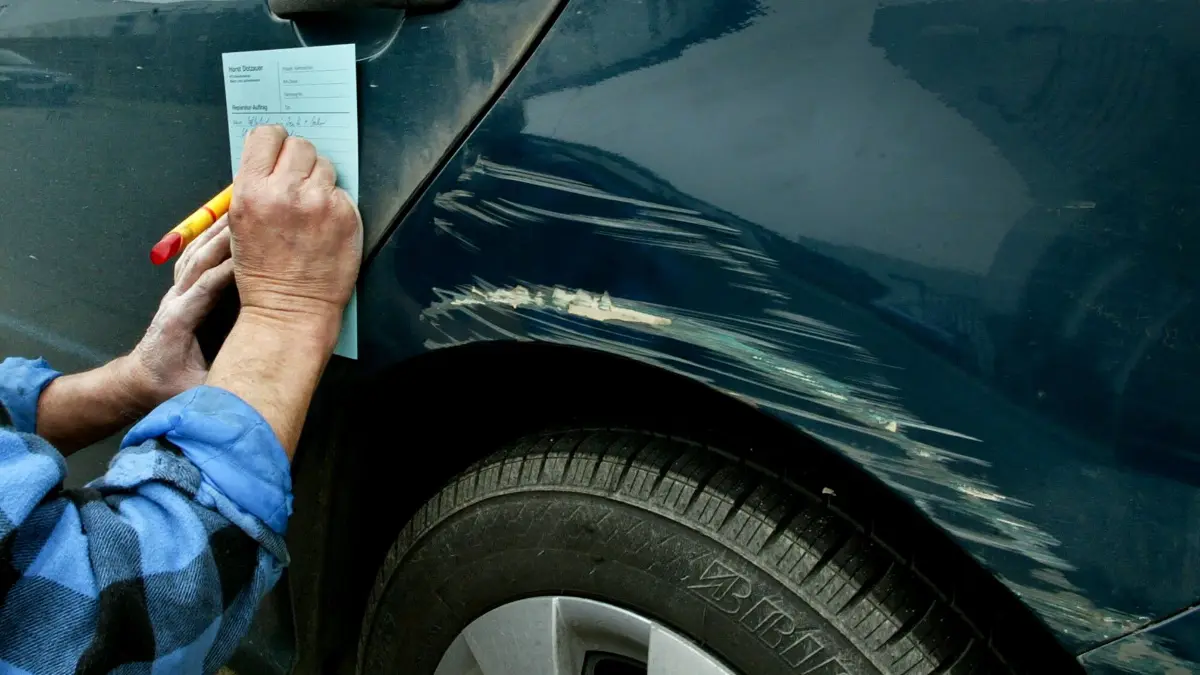 Typisches Schadensbild nach einem Unfall auf einem Parkplatz. Auf einer Fläche in Schöneiche berührten sich zwei Fahrzeuge. Ein Rentner steht deshalb vor Gericht in Fürstenwalde. (Symbolbild)