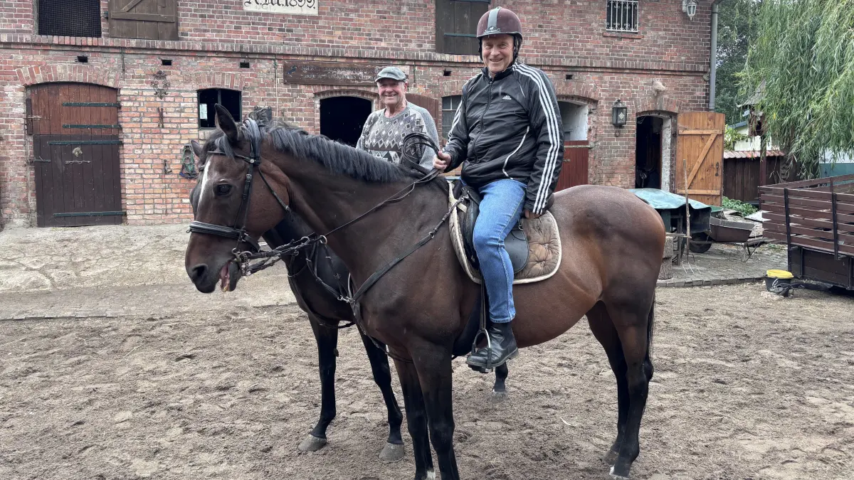 Ritt zum Geburtstag: Fritz Mechelke (l.), Eigentümer des Reiterhofs in Alttornow in Bad Freienwalde, hat Detlef Malchow zum 75. Geburtstag einen Ritt geschenkt.