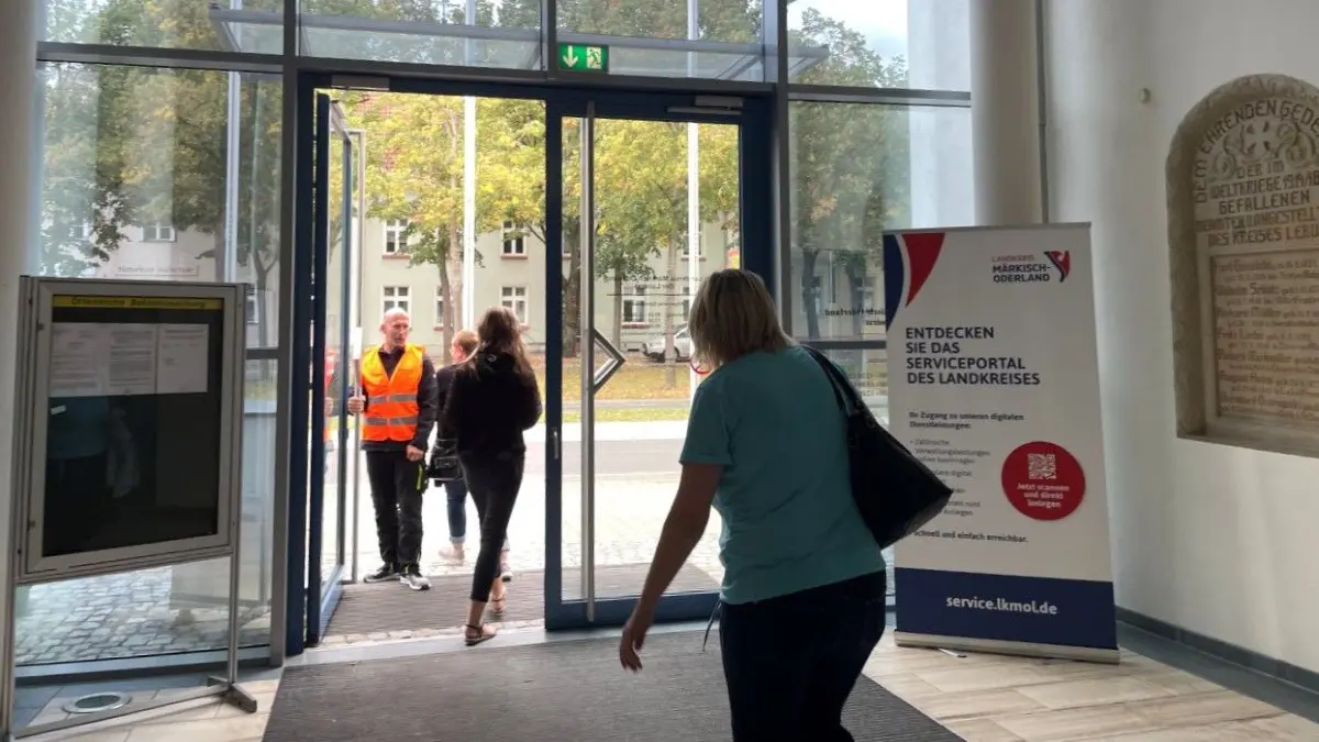 Schnell zum Sammelplatz am Kulturhaus Seelow: Kurz nachdem am 10. September die Warn-Tag-Sirenen verklungen waren wurde im Landratsamt Feueralarm gegeben.