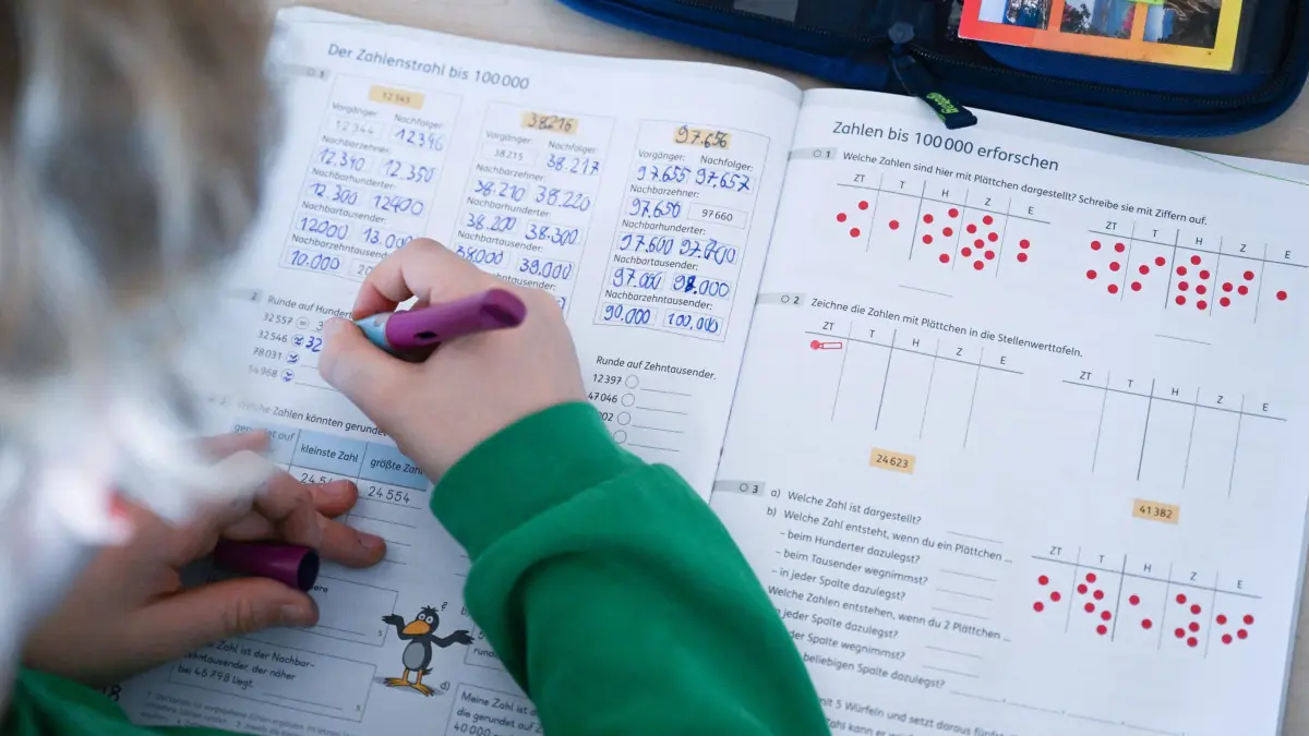 Schüler einer vierten Klasse arbeitet an Matheaufgaben: ARCHIV - Reagieren Kinder mit Unlust oder versuchen, alles zu vermeiden, was mit Rechnen zu tun hat, kann eine Dyskalkulie dahinterstecken. (zu dpa: «Wenn Zahlen zum Problem werden: Rechenschwäche früh erkennen») Foto: Bernd Weißbrod/dpa/dpa-tmn - Honorarfrei nur für Bezieher des dpa-Themendienstes +++ dpa-Themendienst +++
