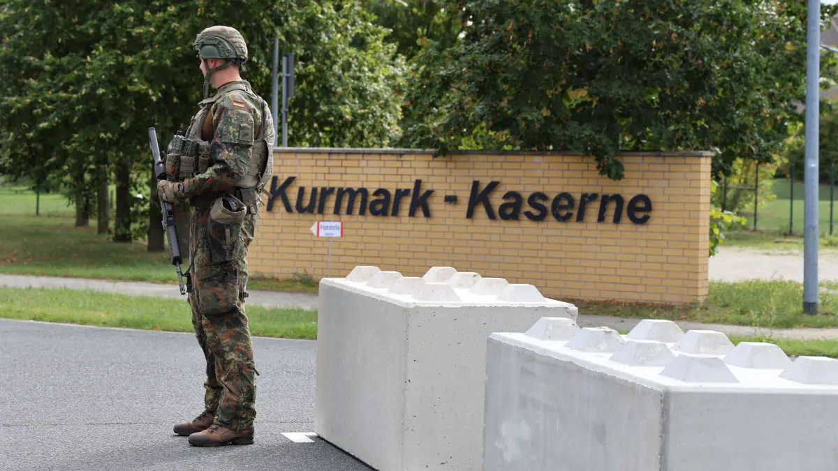 Ein mit einem Maschinengewehr bewaffneter Soldat an der Kurmark-Kaserne in Storkow. Bei der Bundeswehr herrschen derzeit erhöhte Sicherheitsmaßnahmen.