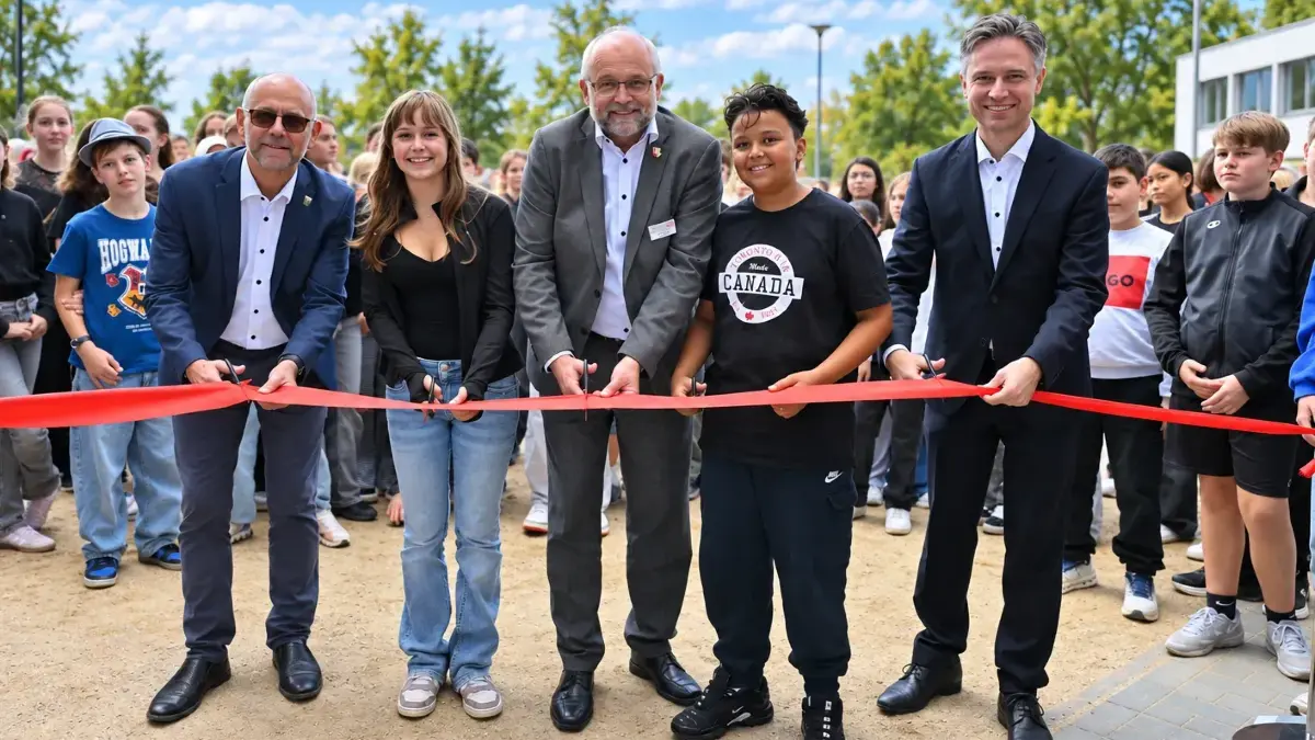Eröffnung des Interimsgebäudes am IB Lindenberg neues Gymnasium Ahrensfelde. Bürgermeister Wilfried Gehrke (links), Landrat Daniel Kurth (mittig), Schulleiter Christoph Saremba (rechts) schneiden gemeinsam mit Schülern das rote Band durch.