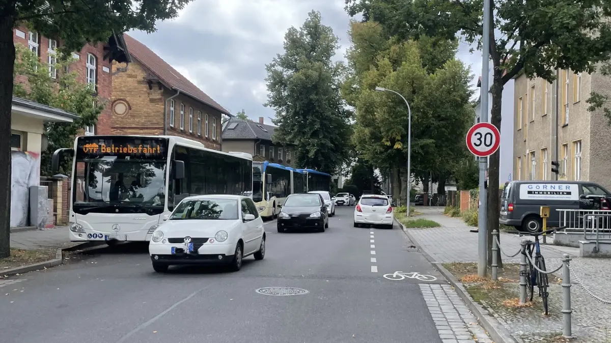 Vor dem Bahnhof auf der Maxim-Gorki-Straße drängeln sich die Autos in beide Richtungen aneinander vorbei.