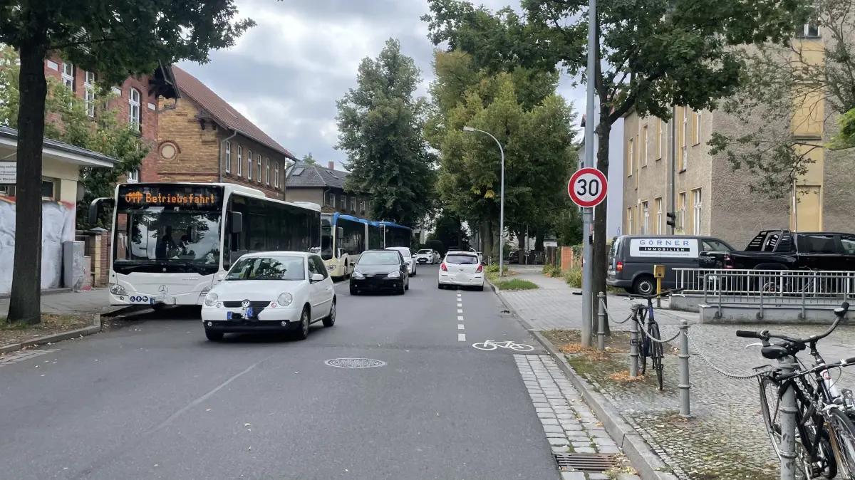 Vor dem Bahnhof auf der Maxim-Gorki-Straße drängeln sich die Autos in beide Richtungen aneinander vorbei.