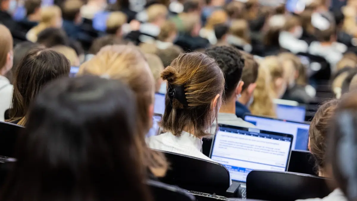Studentinnen und Studenten in einem Hörsaal