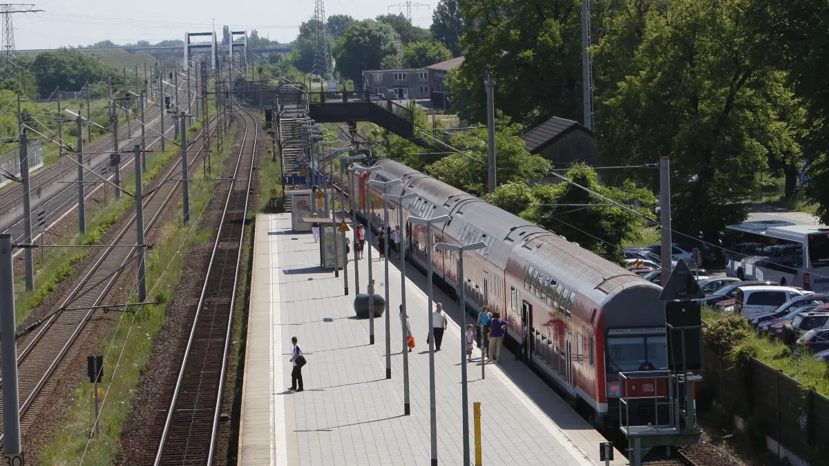Wustermark könnte bald wieder Endstation sein. Denn die Linie RE4 wird wegen umfangreicher Arbeiten ab Oktober 2026 nicht mehr durchgängig befahrbar sein. Jetzt wurde bekannt, wie lange die Sperrung andauern soll. (Archivbild)