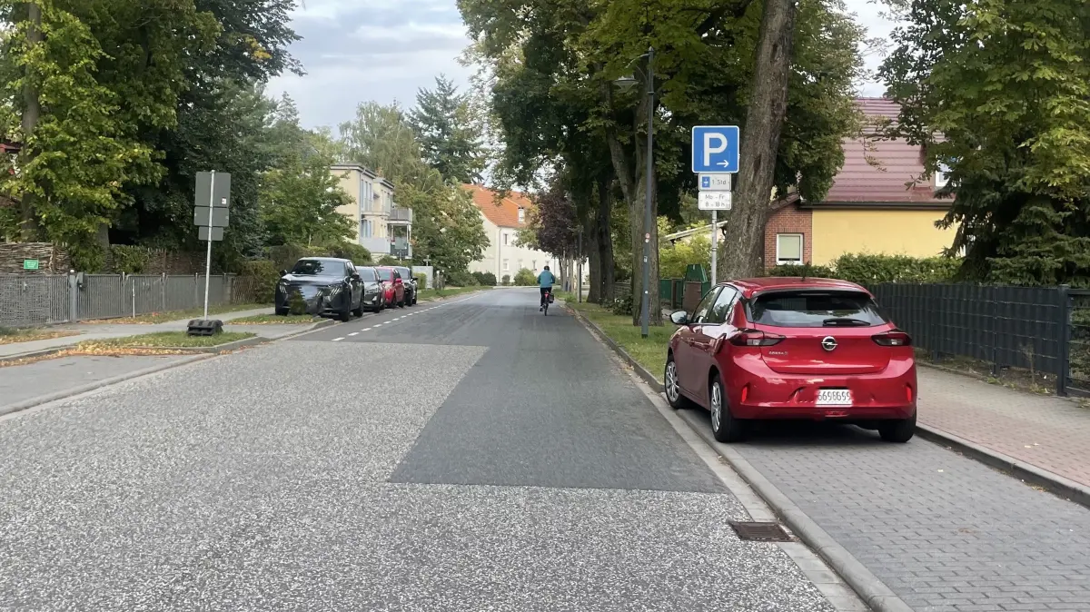 Stadteinwärts gibt es eine Radverkehrsführung im Kirchsteig, stadtauswärts allerdings nicht.