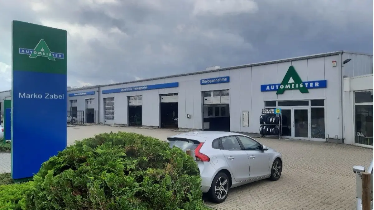 Teilansicht des Autohauses mit großem Service- und Werkstatt-Trakt.