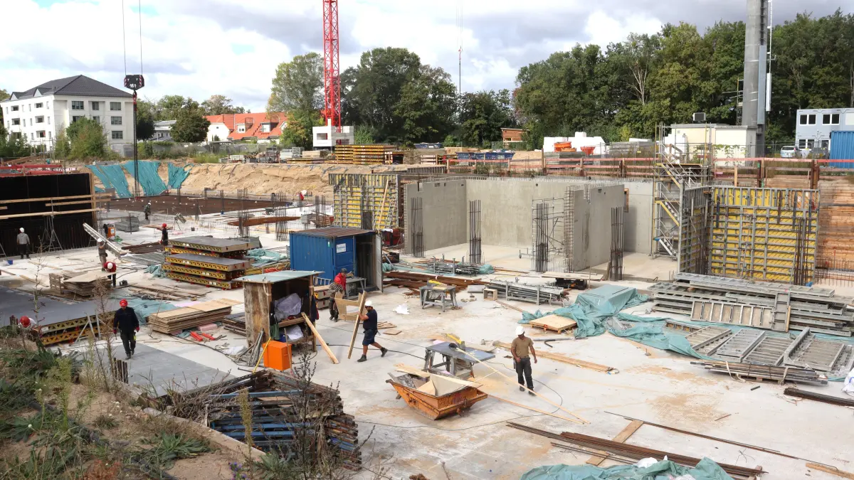 Auf der Großbaustelle nördlich der Strausberger Innenstadt herrscht reger Betrieb. Auch zur jetzt erfolgten Grundsteinlegung für das künftige zweite Gymnasium, gegenüber vom OSZ, sind die Fortschritte unverkennbar.