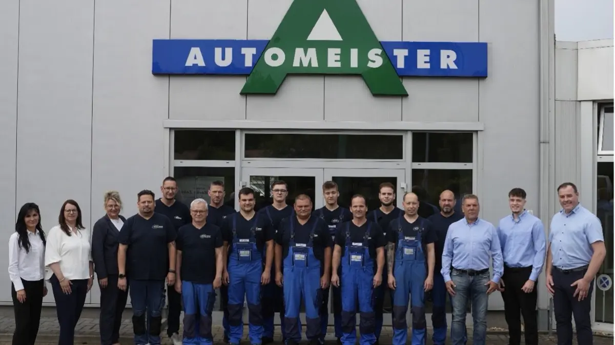 Inklusive Auszubildende zählt das Team vom Strausberger Autohaus Marko Zabel heute 19 Mitarbeitende. Angefangen hatte alles im September 2001 zu fünft. Das 25-jährige Firmenjubiläum wird nun im Kollegen- und Familienkreis gefeiert. Autohaus Marko Zabel