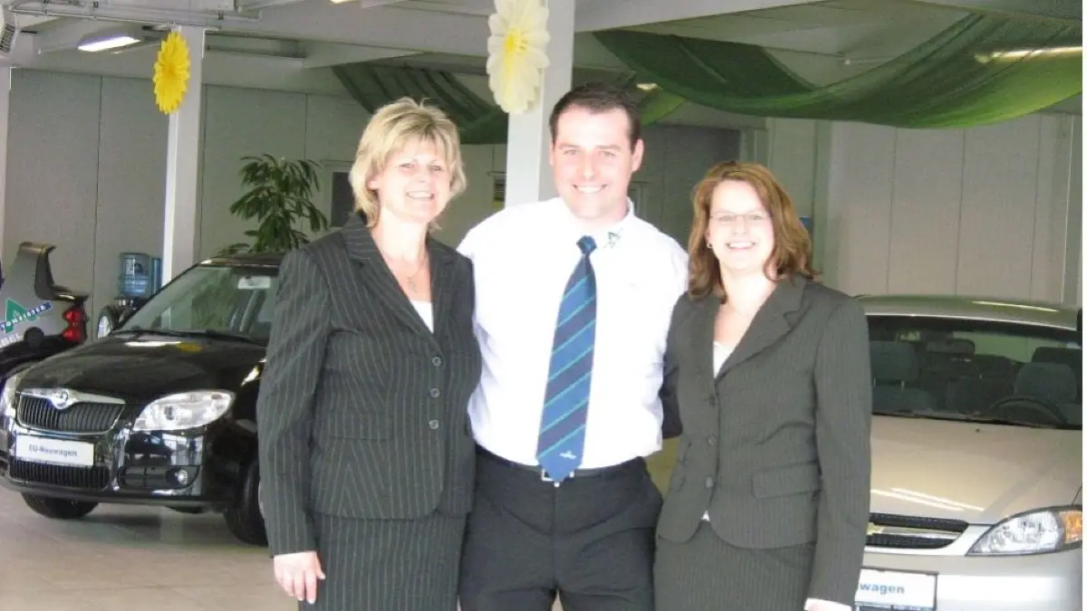 Ein Bild aus früheren Zeiten: Mutter Renate Zabel (links) führte das Autohaus bis 2011 gemeinsam mit ihrem Sohn Marko und Tochter Nadine.