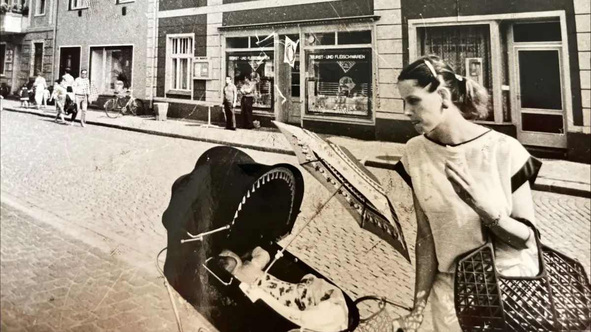 DDR-Gastronomie in Eisenhüttenstadt: Die Gaststätten in der Stahlstadt boten für jeden Geschmack etwas. Auch ein Eis durfte da nicht fehlen, wie die Aufnahme aus dem Jahr 1988 beweist.