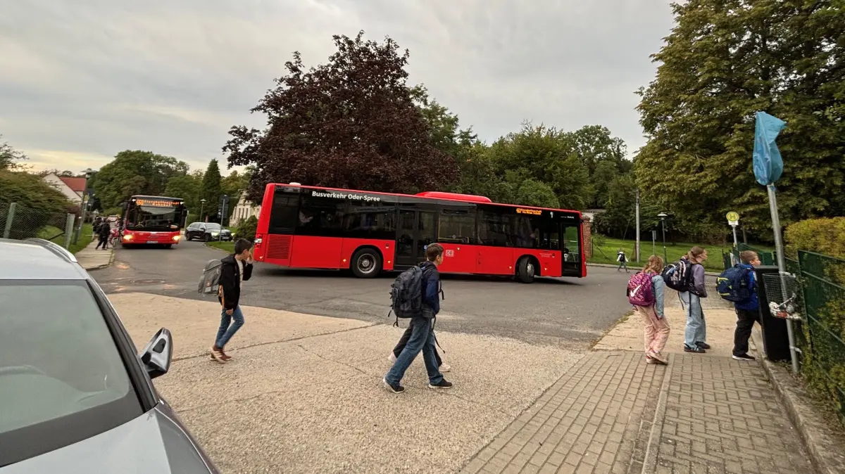 Problematische Verkehrssituation vor der Grundschule am Fasanenwald in Neuzelle