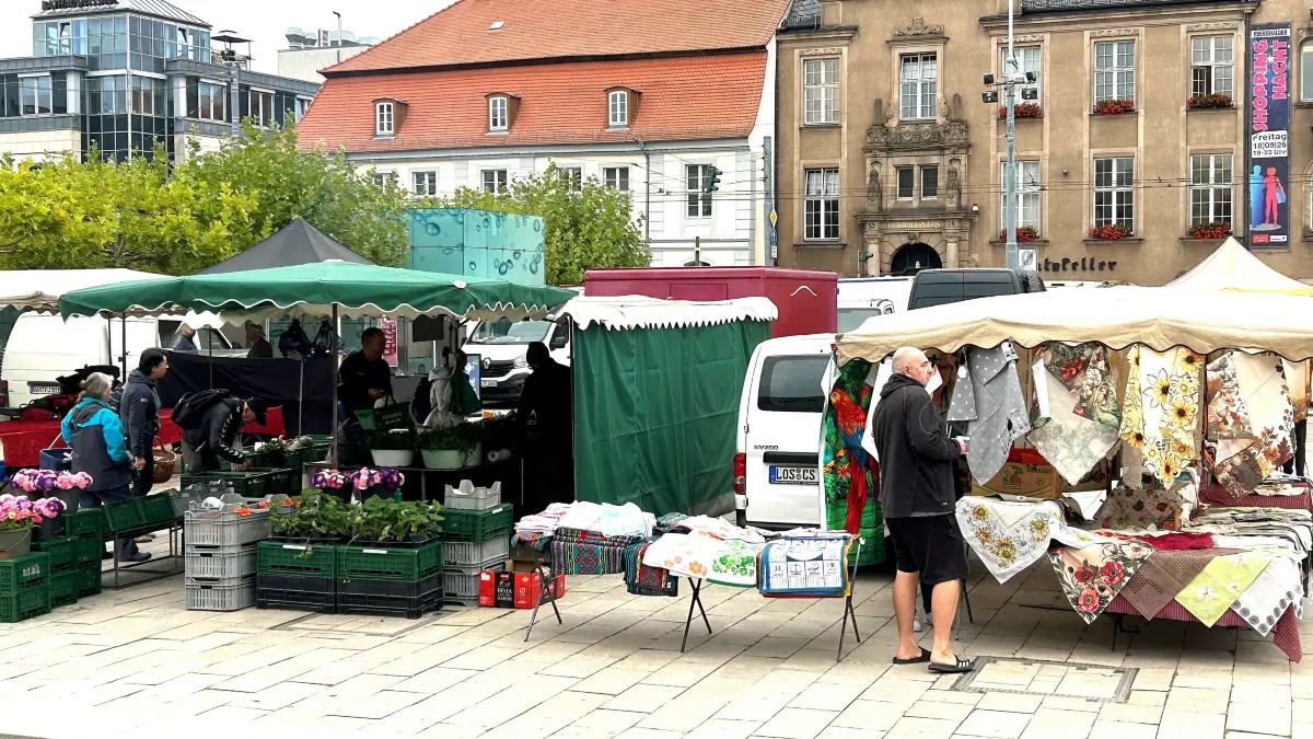 Wochenmarkt im Zentrum von Eberswalde:: Jeden Dienstag und jeden Freitag stehen die Händler auf dem Marktplatz zwischen Rathaus und Kreisverwaltung. Seit 2012 ist die Stadtverwaltung vertraglich an die Deutsche Marktgilde gebunden, Ob das so bleibt?
