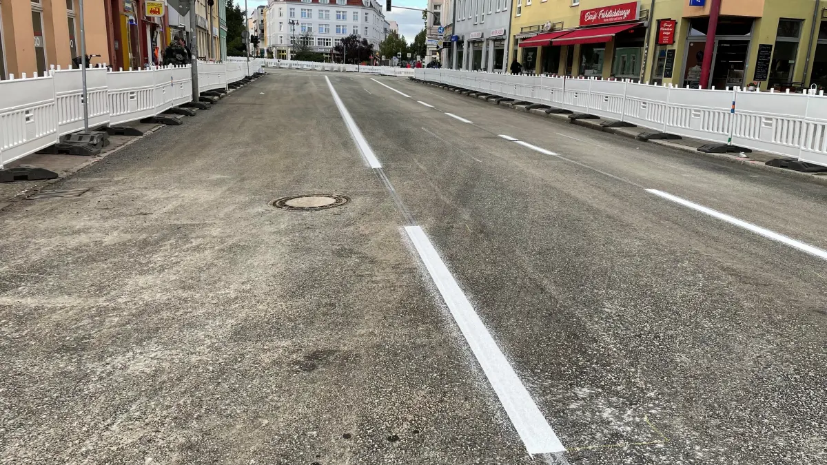 Die Fahrbahn der Eisenbahntstraße in Fürstenwalde erhält ihre finale Markierung. Ab Montag beginnt der zweite Bauabschnitt an der Straßenbaustelle lim Zentrum,