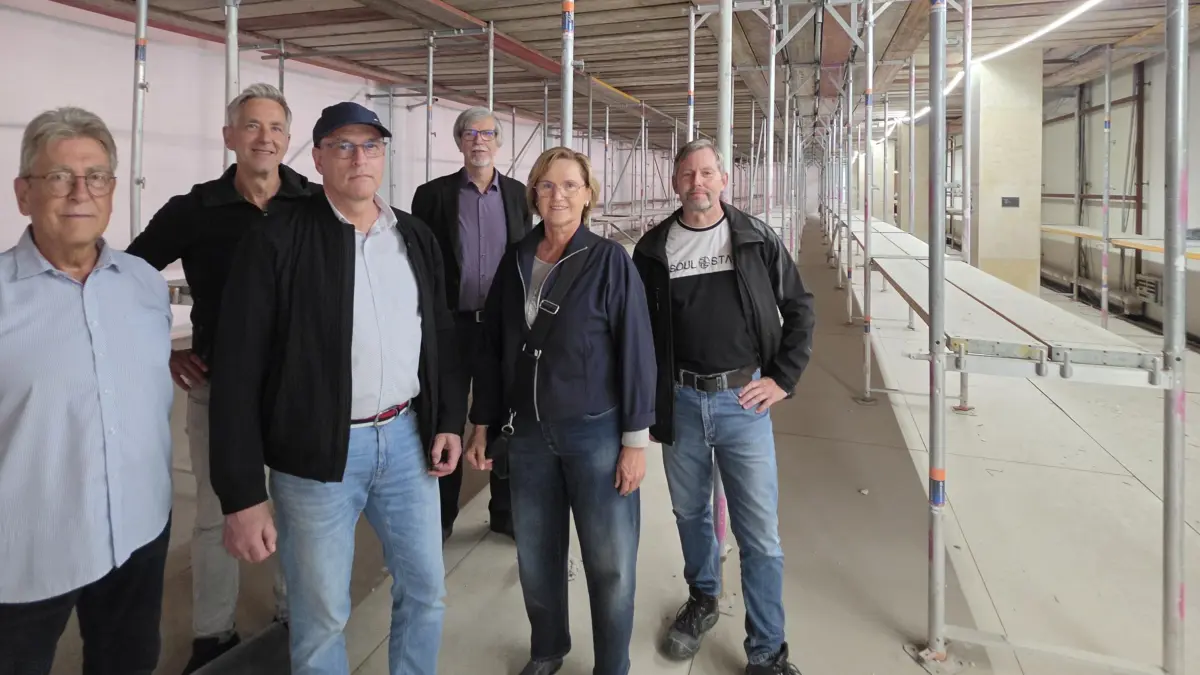 Blick in das Foyer der Uckermärkischen Bühnen am 10.9.2026. Hans-Joachim Höppner, André Nicke, Thomas Büsching, Markus Weise, Annekathrin Hoppe und Martin Mietzner (von links) bei der Baustellenbesichtigung im Theater in Schwedt.