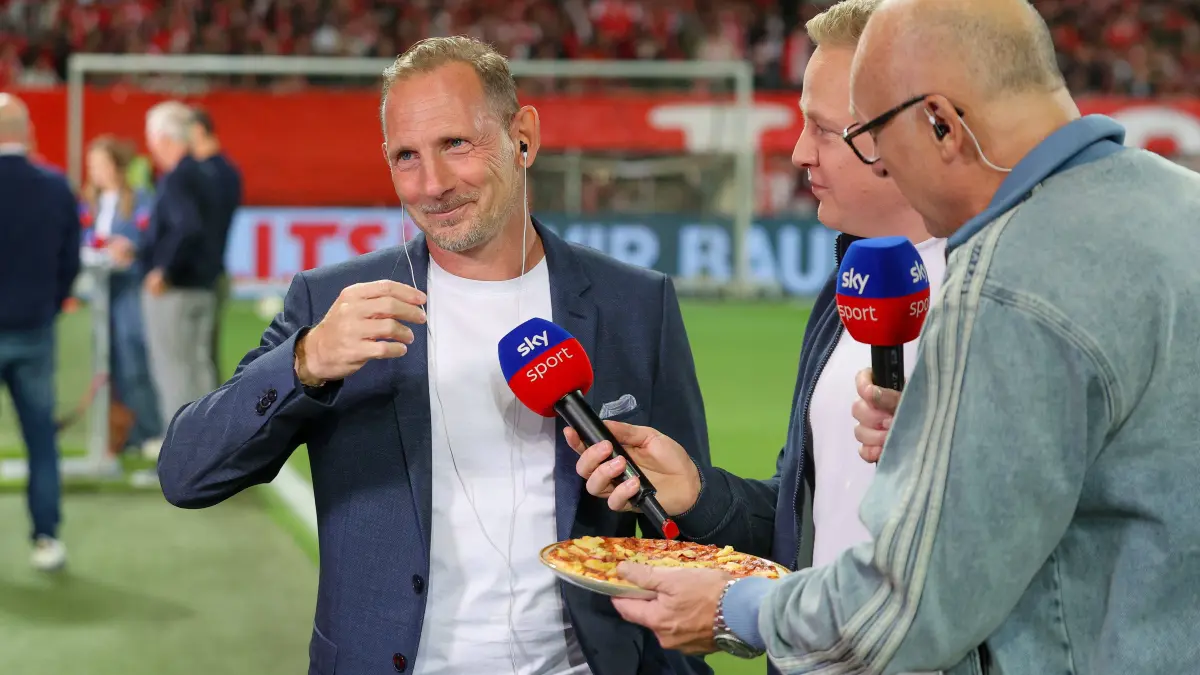 Fussball - 1.Bundesliga Union Berlin - FC Schalke 04: 11.09.2026, xtgx, Fussball - 1.Bundesliga Union Berlin - FC Schalke 04 v.l. Mauro Lustrinelli Union Berlin, Trainer bekommt während des SKY Interviews eine Hawaii Pizza überreicht. DFL/DFB REGULATIONS PROHIBIT ANY USE OF PHOTOGRAPHS as IMAGE SEQUENCES and/or QUASI-VIDEO Berlin *** September 11, 2026, xtgx, Soccer, Bundesliga 1, Union Berlin vs. FC Schalke 04, Mauro Lustrinelli, Union Berlin coach, is handed a Hawaiian pizza during a SKY interview. DFL and DFB regulations prohibit any use of photographs as image sequences and/or quasi-video. Berlin