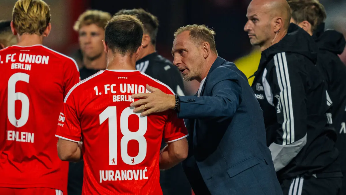 Deutschland: Bundesliga 2026 - 2027, 3. Spieltag - 1. FC Union Berlin vs FC Schalke 04 - Stadion An der Alten Försterei : Deutschland: Bundesliga 2026 - 2027, 3. Spieltag - 1. FC Union Berlin vs FC Schalke 04 - Stadion An der Alten Försterei Berlin: Mauro Lustrinelli Trainer, 1. FC Union Berlin im Gespräch mit Josip Juranovic 1. FC Union Berlin, 18 *** Germany Bundesliga 20262027, Matchday 3: 1. FC Union Berlin vs. FC Schalke 04, Stadion An der Alten Försterei, Berlin Mauro Lustrinelli, Coach 1. FC Union Berlin in conversation with Josip Juranovic 1. FC Union Berlin, 18 Copyright: xTomxLauruschkatx