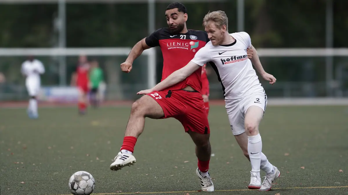 Fussball : Bernau bei Berlin, Fussball Brandenburgliga, Einheit Bernau - BSC Preußen, Paul Berger hinter Abdul Allamyar l.
FOTO BENK 12.09.2026