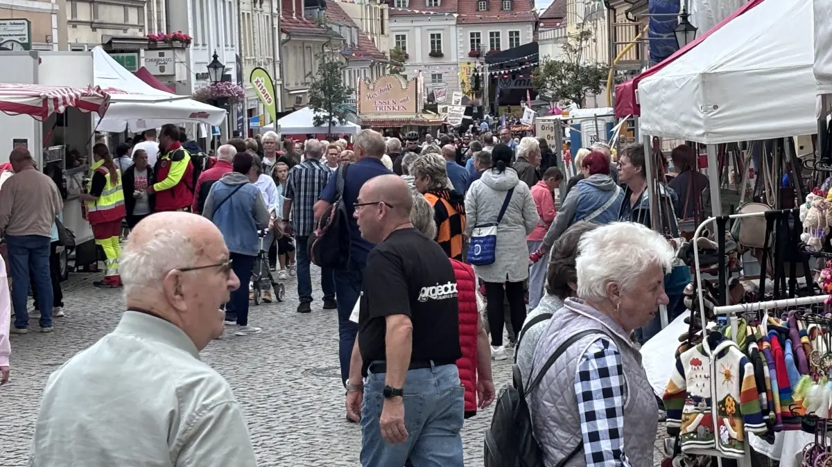 Gut gefüllte Partymeile: Händler und Imbissstände lockten am 12. September (Samstag) viele Besucher des Altstadtfestes in Bad Freienwalde in die Innenstadt.