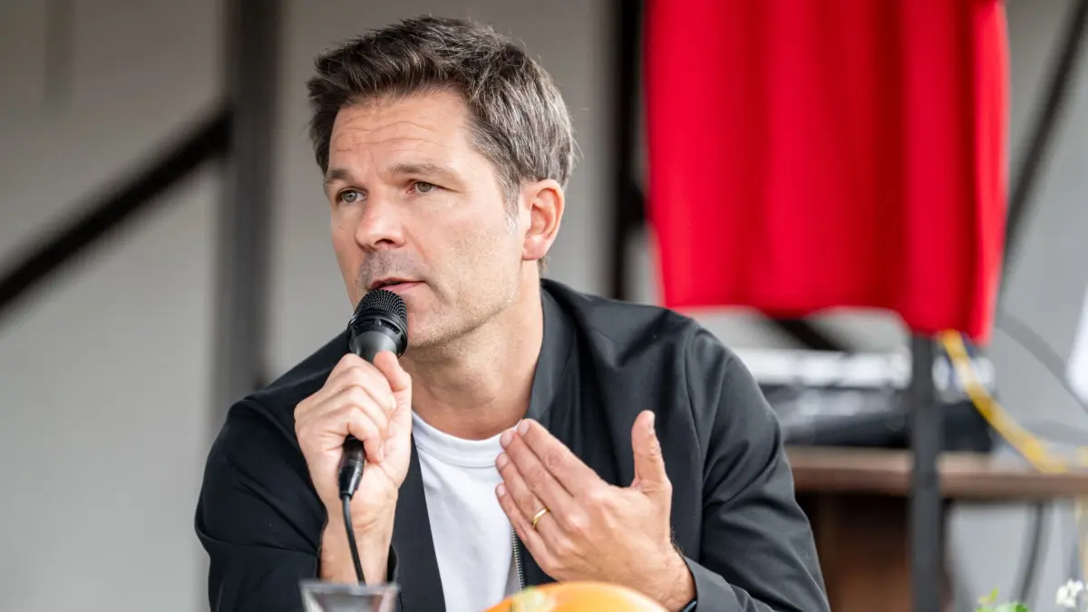 Politischer Frühschoppen zur Zukunft der Berliner Kleingärten: 12.09.2026, Berlin: Steffen Krach (SPD,r), Spitzenkandidat der Abgeordnetenhauswahl, nimmt am politischen Frühschoppen zur Zukunft der Kleingärten in der Kleingartenanlage Bornholm teil. Foto: Fabian Sommer/dpa +++ dpa-Bildfunk +++