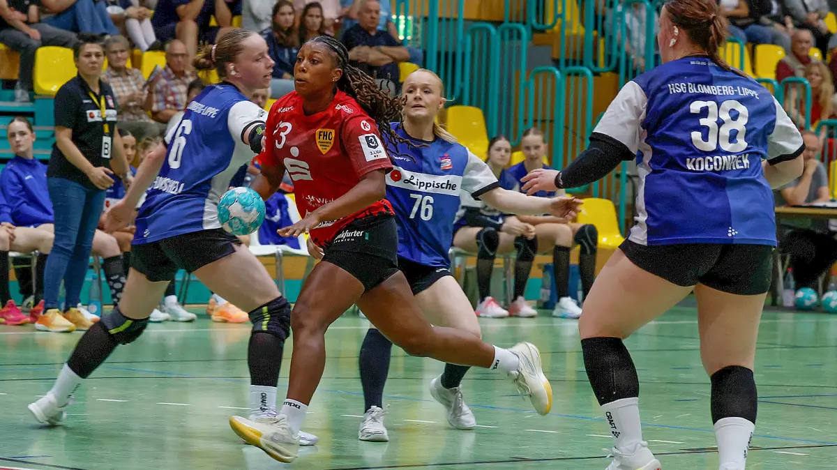 Der Frankfurter HC hat gegen die HSG Blomberg-Lippe II einen hoheh Sieg zum Auftakt in die Saison 2026/27 der 3. Handball-Liga Nord gefeiert. Hier setzte sich Joanna Pires vom FHC gleich gegen drei Gegenspielerinnen durch.