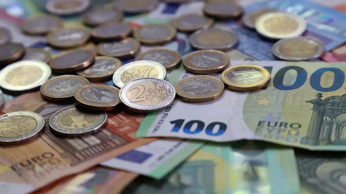 Geldscheine und Münzen: ILLUSTRATION - 15.05.2024, Bayern, Kaufbeuren: ILLUSTRATION Verschiedene Euro-Banknoten und Euro-Münzen liegen auf einem Tisch.
Normalerweise liegt das Geld bei den Menschen nicht auf dem Tisch, sondern auf dem Konto. (zu dpa: «Vergessenes Geld – Grüne wollen Milliarden mobilisieren») Foto: Karl-Josef Hildenbrand/dpa +++ dpa-Bildfunk +++