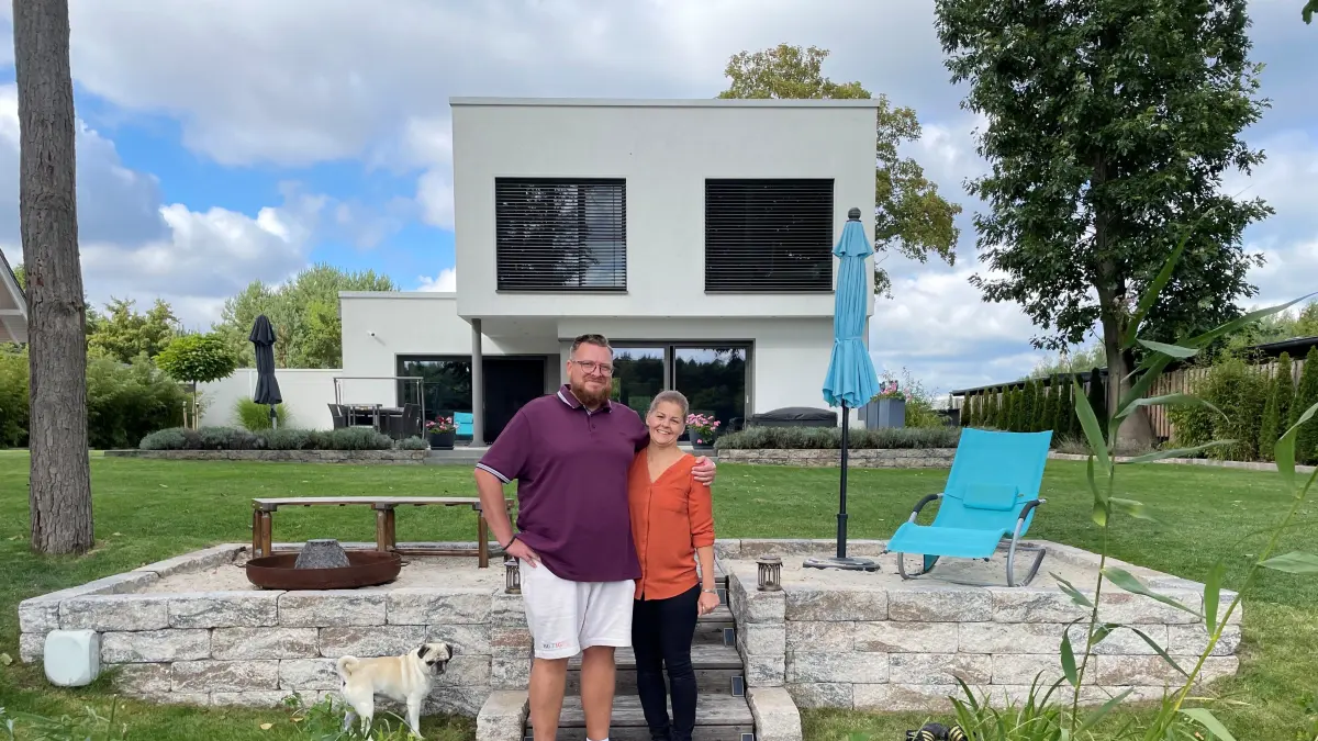 Villa direkt am Stolzenhagener See in Wandlitz zu verkaufen mit eigenem Steg für knapp 1,5 Millionen Euro. Warum die Eigentümer Michel Gläser (42) und Annika Friedenberger-Gläser (42) das Anwesen aufgeben wollen und warum der Preis so niedrig klingt.
