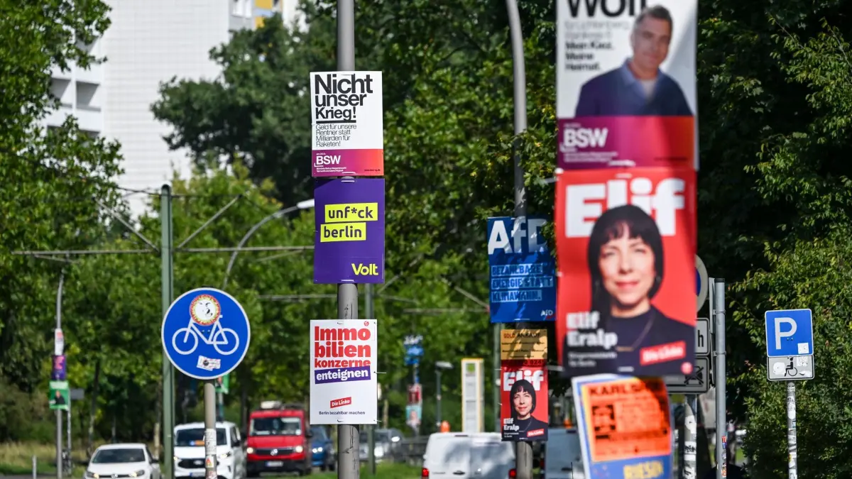 Abgeordnetenhauswahl 2026 - Wahlkampfplakatierung in Berlin: ARCHIV - 03.08.2026, Berlin: Verschiedene Wahlplakate für die Berliner Abgeordnetenhauswahl am 20. September 2026, darunter der Parteien BSW, Volt, Die Linke und AfD, hängen in Karlshorst vor dem Eingang zum Tierpark. (zu dpa: «Jugendliche beschmieren Wahlplakate - Polizei ermittelt») Foto: Jens Kalaene/dpa +++ dpa-Bildfunk +++
