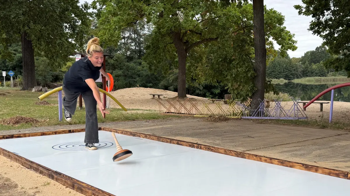 Julia Molitor vom Betreiberverein Strandbad & Camping Oderbruch am Baggersee Gusow e. V. testet schon einmal die neu errichtete Eisstockbahn. Was die Nutzung kostet und ab wann sie für jedermann öffnet.