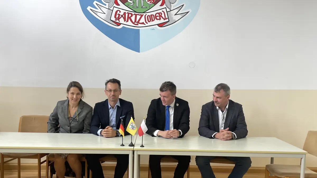 Wie lief die erste Saison mit dem Touristenschiff, das Gäste von Stettin nach Gartz bringt? Ein Fazit und einen Ausblick der deutsch-polnischen Zusammenarbeit gaben Marzena Wazinska, Mitarbeiterin im Amt Gartz, Adam Morawski, Head of Marketing von Stettins Stadtpräsident Piotr Krzystek, Bürgermeister Luca Piwodda aus Gartz und Irek Nowak, Geschäftsführer des Schiffahrtprojekts (v.l.)
