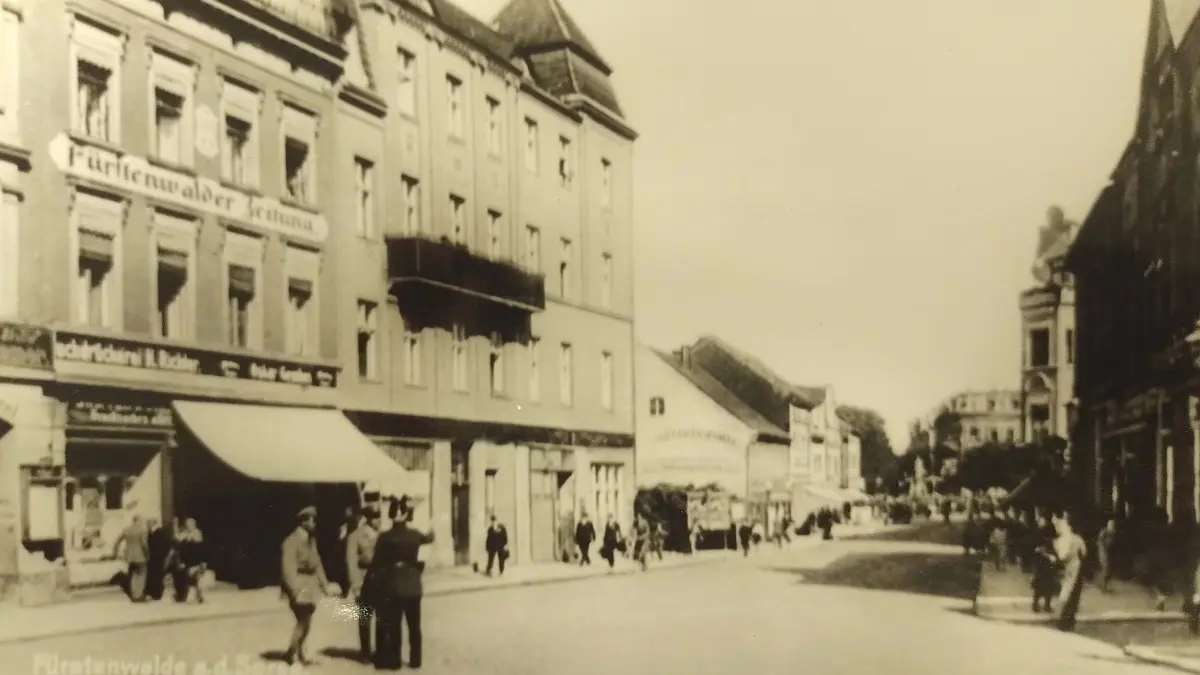 Das Foto zeigt den Sitz der Fürstenwalder Zeitung in der Müncheberger Straße, der heutigen Eisenbahnstraße, Ende der 1920er‑Jahre.