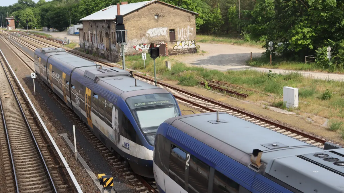 Pendler auf der Strecke RB26 leiden unter vielen Einschränkungen. Der lange als Ziel verkündete Ostbahn-Ausbau müsse nun endlich kommen, fordert ein offener Brief, der jetzt an den Bundeskanzler und viele andere Empfänger verschickt wurde.