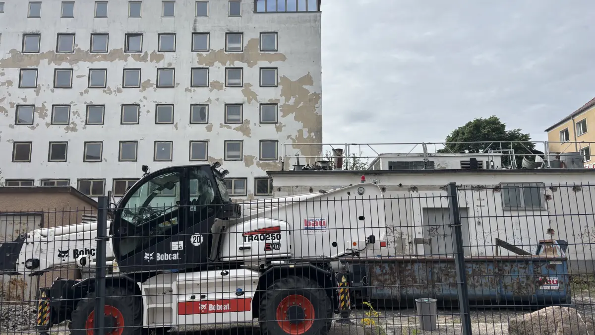 Am ehemaligen Hotel Lunik wird gebaut. Es besteht Handlungsbedarf. Das sind die Hintergründe.