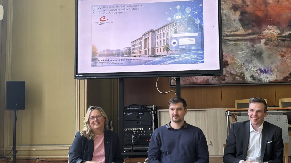 Welche Möglichkeiten bietet künstliche Intelligenz im Rathaus Eisenhüttenstadt? Helen Feichtinger, 1. Beigeordnete, hat jüngst einen für Eisenhüttenstadt entwickelten Prototypen vorgestellt, der in Zusammenarbeit mit dem Lehrstuhl von Marcus Gramm von der Uni in Potsdam entstanden ist. Doktorand Tim Müller (Mitte) hat den Kontakt vermittelt.