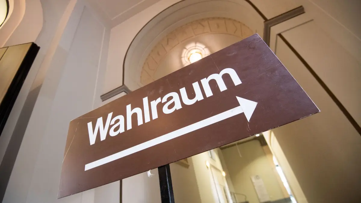Kommunalwahlen: ARCHIV - 23.08.2021, Niedersachsen, Hannover: Ein Schild "Wahlraum" steht im Neuen Rathaus in der Stadt Hannover. (zu dpa: «Warum Bürgermeister wieder für acht Jahre gewählt werden») Foto: Julian Stratenschulte/dpa +++ dpa-Bildfunk +++