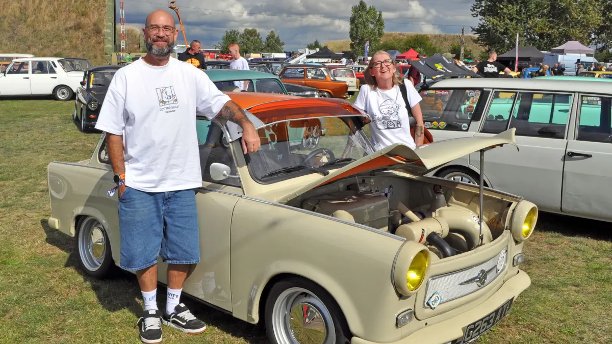 Aus England nach Neuhardenberg: Rob und Alex mit einem gut instandgesetzten und von Alex innen hübsch mit Blumengirlanden verzierten Trabant. Sie hatten mit über 1300 Kilometern aus der englischen Stadt Kettering die weiteste Anreise zum Ostblock-Meeting in Neuhardenberg.
