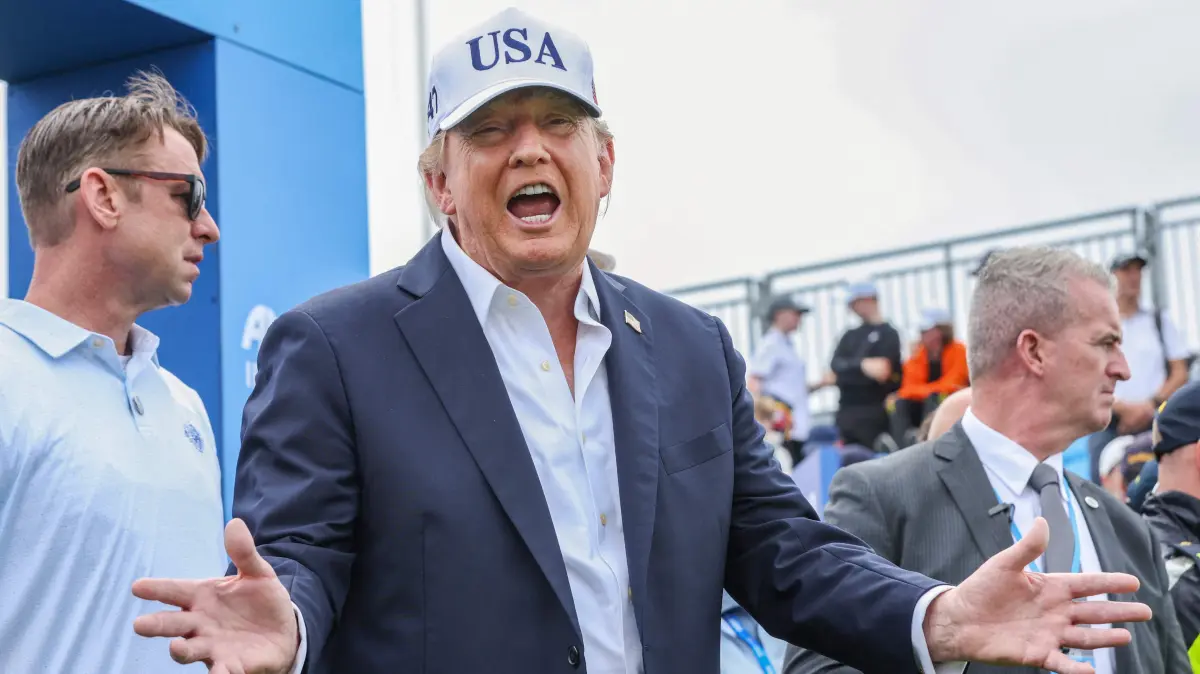 IRELAND-US-DIPLOMACY-GOLF: US President Donald Trump (C) visits the 1st tee as he attends the final round of the Irish Open golf tournament at the Trump International Golf Links & Hotel, a resort and golf course owned by the president, in Doonbeg, western Ireland on September 13, 2026. Trump turned his focus on September 13 to golf and promoting his business interests, as he wraps up a two-day visit to Ireland during which his off-the-cuff diplomacy has caused another stir. (Photo by Paul Faith / AFP)