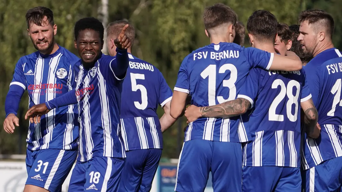Fussball : Panketal, Fussball Landesliga Nord, Einheit Zepernick - FSV Bernau, Ousame Kone mit dem Ausgleich zum 2 : 2 Endstand hier bei Kevin Zecha l. weiter Timm Gromelski r.
FOTO BENK 12.09.20226