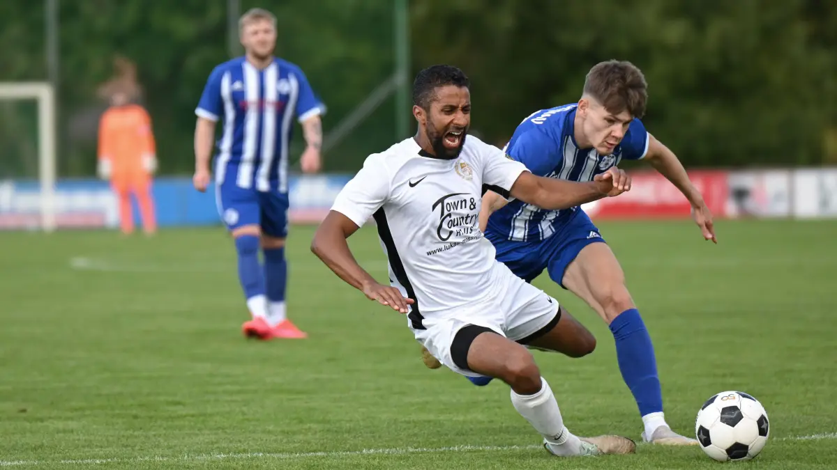 Fussball : Panketal, Fussball Landesliga Nord, Einheit Zepernick - FSV Bernau, Iheb Ben-Abdallah gegen Mattis Raschke r.
FOTO BENK 12.09.20226