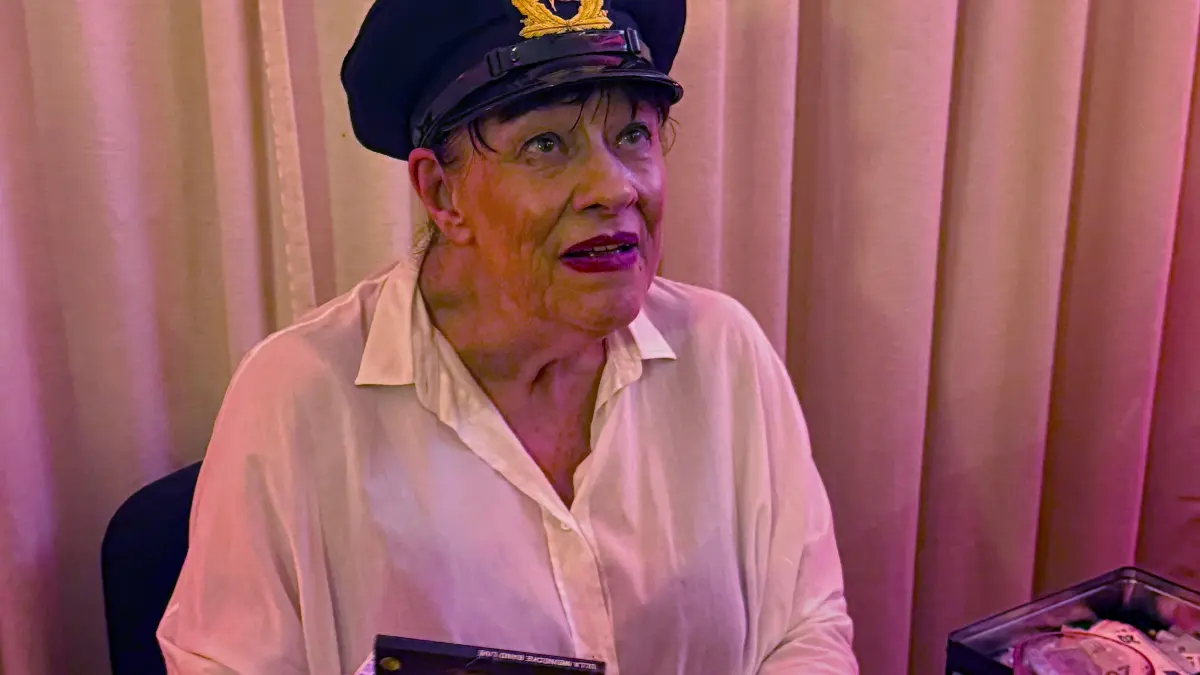 Ulla Meinecke im Stadthaus von Cottbus. Nach ihrem Konzert gibt sie Autogramme. Die Rebellin steht für unangepasstes deutsches Musikgut.