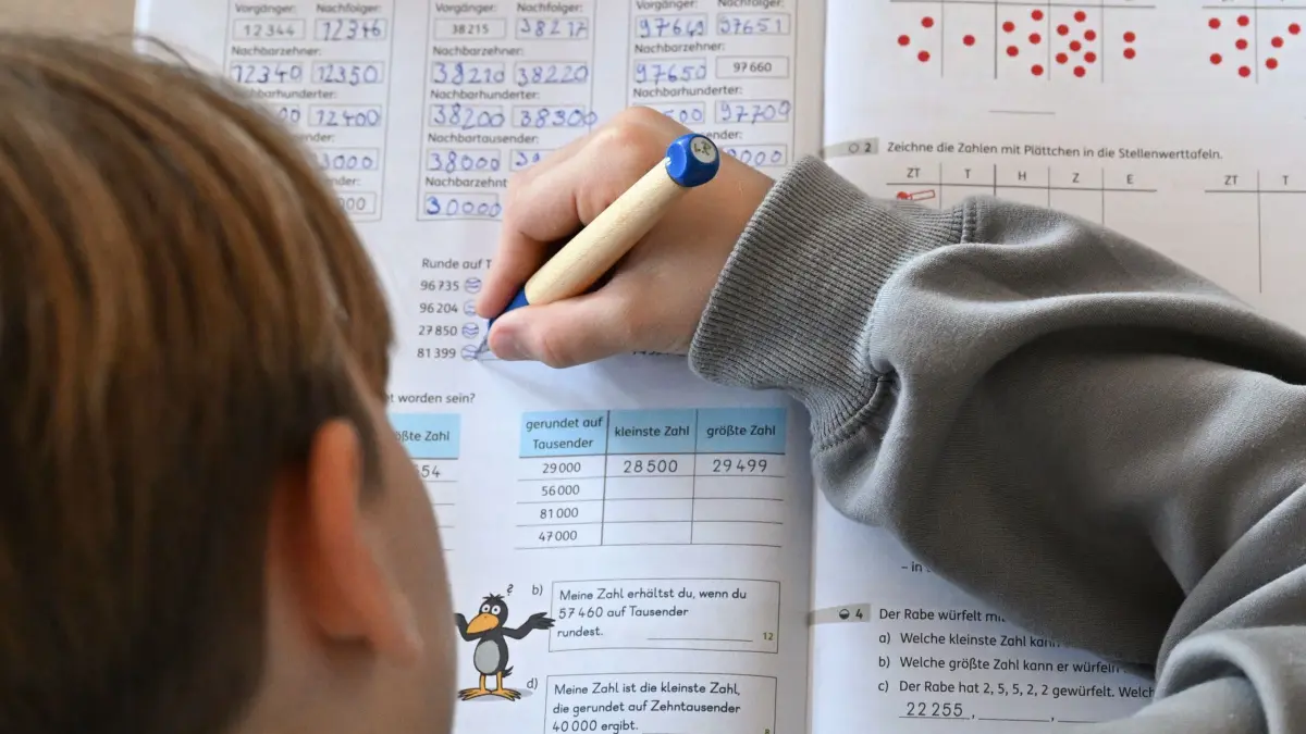 Landesregierung präsentiert Bildungspaket: SYMBOLBILD - 05.11.2025, Baden-Württemberg, Stuttgart: In einer Grundschule arbeitet ein Schüler einer vierten Klasse an in einem Heft an seinen Mathematikaufgaben. (zu dpa: «Warum das Land bei einer Bildungsstudie gut abschneidet») Foto: Bernd Weißbrod/dpa +++ dpa-Bildfunk +++