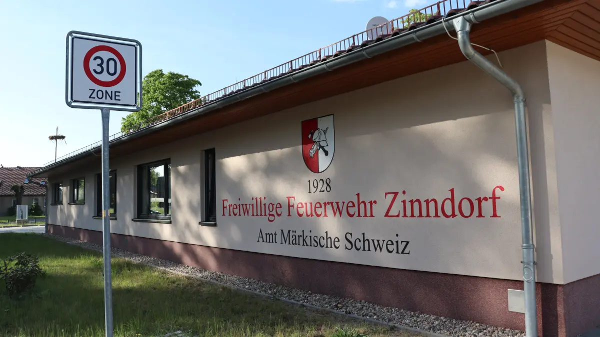 Blick auf das noch recht neue Feuerwehrgerätehaus im Rehfelder Ortsteil Zinndorf. Können solche Gebäude im Amtsbereich in Zukunft noch für Feiern und Vereinstreffen genutzt werden?
