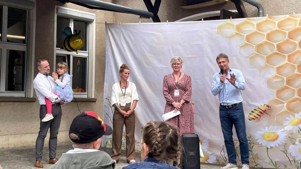 Eine große Trägerfamilie: Vize-Bürgermeister Martin Wiese, Kita-Leitreuin Christin Hagen, Vreineschefien Silke Puschmann und Detlef Brauer als Mitbegründer.