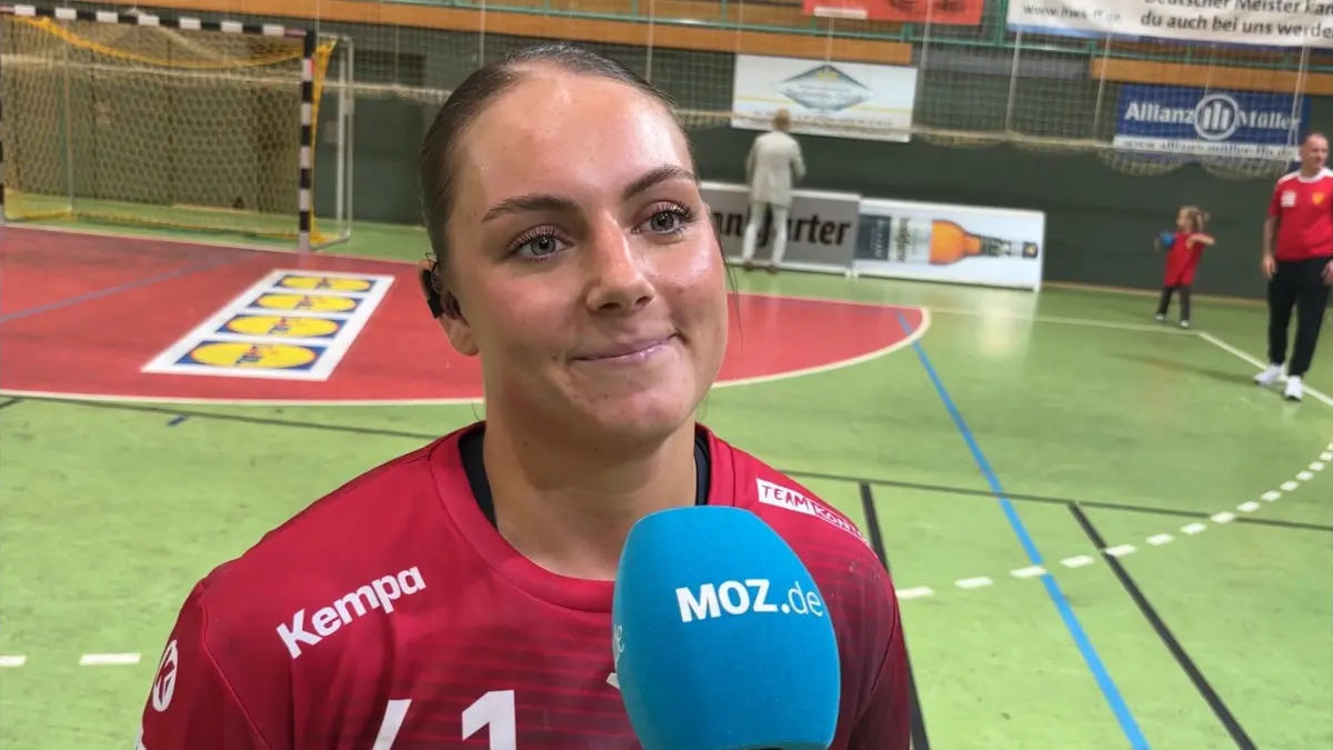 Dajana Schnabel spricht nach dem Auftaktsieg des Frankfurter HC in der 3. Handball-Liga Nord gegen die HSG Blomberg-Lippe II am MOZ-Mikrofon.
