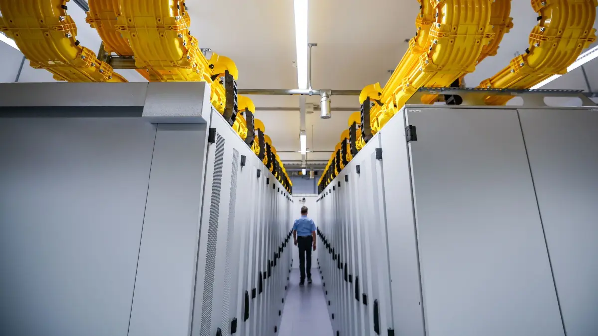 Rechenzentrum: ARCHIV - 13.10.2022, Sachsen, Taucha: Ein Mitarbeiter überprüft Serverschränke im Rechenzentrum im Datacenter Leipzig. Am gleichen Tag ging hier der erste regionale Internetknoten für die Bundesländer Brandenburg, Sachsen, Sachsen-Anhalt und Thüringen ans Netz. In Deutschland werden immer mehr Rechenzentren in Betrieb genommen - mit dem Wachstum in Ländern wie USA und China kann die Branche aber nicht ganz mithalten. (zu dpa: «Grüne und Umweltverbände sehen Risiken in Rechenzentren») Foto: Jan Woitas/Deutsche Presse-Agentur GmbH/dpa +++ dpa-Bildfunk +++
