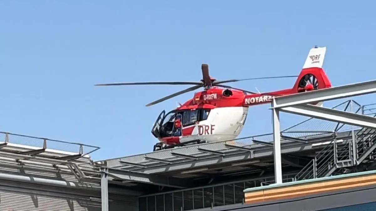 Ein Rettungshubschrauber landet auf einem Klinikgelände. Damit wurde auch der schwer verletzte Filip aus Angermünde nach einem Motorradunfall ins Krankenhaus geflogen. (Symbolbild)