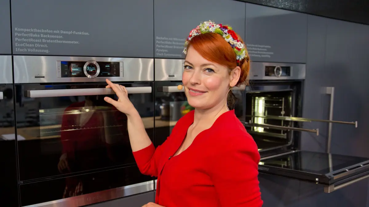Die Moderatorin Enie van de Meiklokjes steht am 03.09.2014 in Berlin während des ersten Pressetages der Elektronikmesse IFA am Stand von Bosch vor einem neuen Backofen der Serie 8. Die IFA findet vom 05.09. - 10.09.2014 in Berlin statt. Foto: Jörg Carstensen/dpa ++ +++ dpa-Bildfunk +++