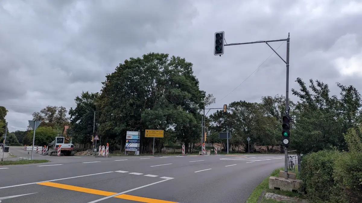 Ampel an der B167 in Kunersdorf. Autofahrer müssen zwischen Wriezen und Neuhardenberg derzeit gegebenenfalls einen Moment länger einplanen.