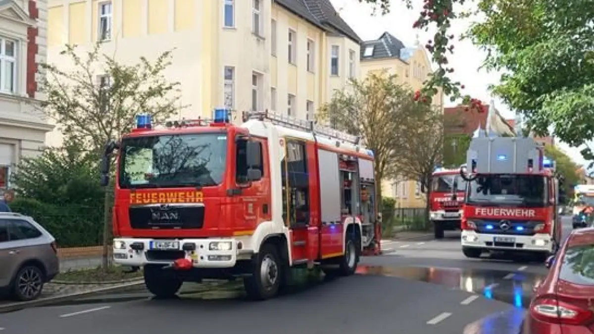 Einsatz der Feuerwehr am 14.9.2026 an der Rudolf-Breitscheid-Straße in Eberswalde. Passanten haben eine Rauchentwicklung aus einem Keller gemeldet.